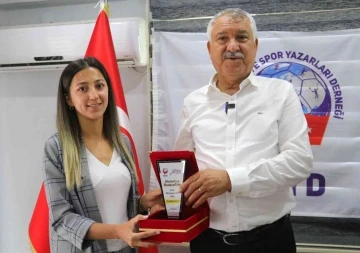 TSYD’den İHA muhabiri Elif Ayşenur Bay’a ödül
