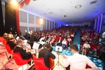 Türk halk müziği konserine yoğun ilgi
