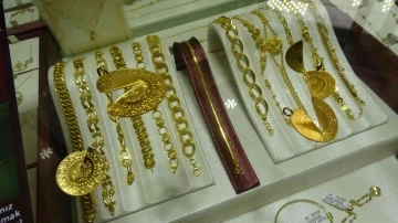 Türkiye’de bir ilk: Kuyumcular Odası Başkanı makası eline aldı düşük ayarlı altınları doğradı
