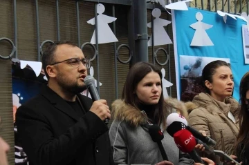 Ukrayna Büyükelçiliği önünde hayatını kaybeden çocukları anıldı
