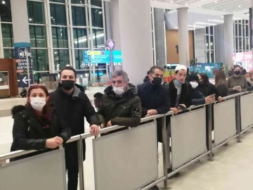 Ukrayna’dan dönen Türkler gözyaşlarıyla karşılandı

