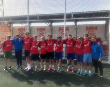 Ukrayna’dan gelen 12 genç, Sivasspor antrenmanında
