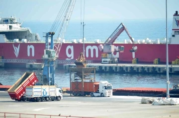 Ukrayna’dan gelen gemideki 3 bin 50 ton buğday kamyonlara aktarılıyor
