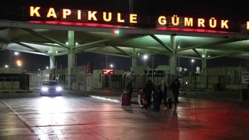 Ukrayna’dan tahliye edilen Türk vatandaşları Kapıkule’den ülkeye giriş yapıyor
