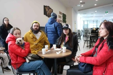 Ukrayna’dan Türkiye’ye dönen vatandaşlar, Türkiye’ye adım atmanın mutluluğunu yaşıyor
