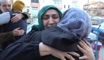 Ukrayna’dan Türkiye’ye tahliye edilen anne ve çocukları ailesine kavuştu, gözyaşları sel oldu
