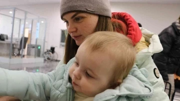 Ukraynalı ve Türk anneler bebekleriyle Türkiye’ye geldi
