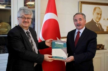 Uluslararası İslâmî ve İnsanî Araştırmalar Sempozyumu kitabı AİÇÜ Rektörü Prof. Dr. Karabulut’a takdim edildi
