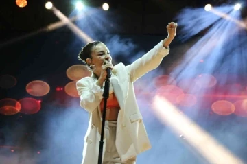 Ünlü şarkıcı Fatma Turgut Safranbolu’da sahne aldı
