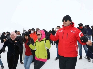 Vali Ayhan öğrencilerle birlikte halay çekti
