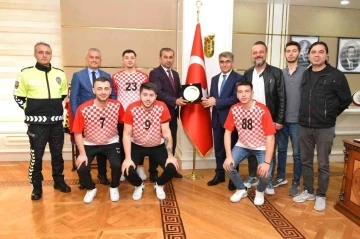 Vali Gürel, Süper Lig’e yükselen hentbol takımını ağırladı
