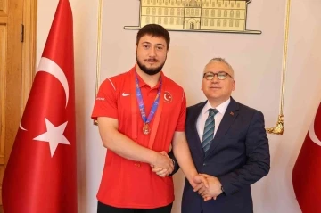 Vali Şimşek, şampiyon sporcuyu altınla ödüllendirdi
