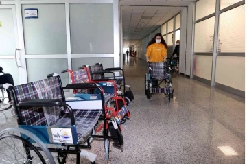 Van’da 7 engelli vatandaşa tekerlekli sandalye hediye edildi
