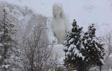 Van’da kar yağışı kartpostallık görüntüler oluşturdu

