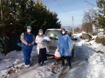 Vatandaşlara aşı ulaştırmak için kapı kapı geziyorlar
