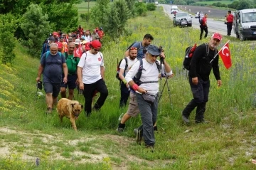 Vatandaşlarla 70 kilometre yürüyen köpek, &quot;İstiklal&quot; ismini aldı
