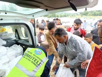 Yağıştan etkilenen mevsimlik işçilerinin yardımına İnegöl Belediyesi koştu
