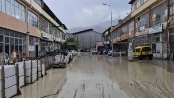 Yağmur sonrası su basan dükkân ve evler çamur içerisinde kaldı
