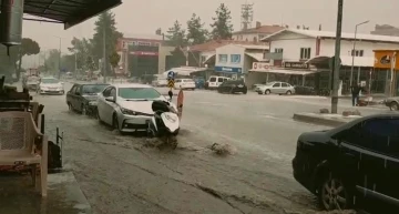 Yağmur ve dolu yağışı su baskınlarına neden oldu
