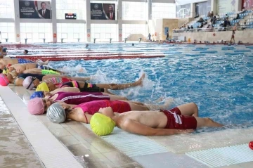 Yaz Spor Okulları’nda 2 bin 100 sporcu adayı yüzme kursu alıyor
