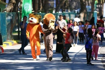 Yenilenen hayvanat bahçesi, minik öğrencilerle açıldı
