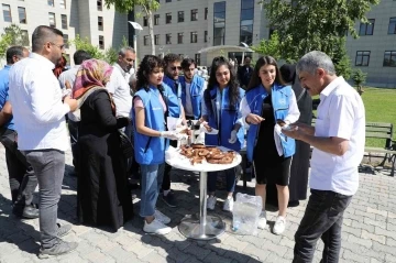 YKS öncesi öğrencilere çay ve simit ikramı
