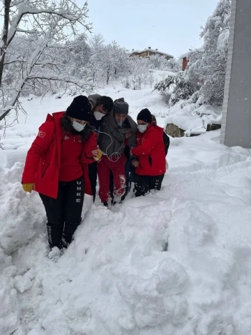 Yolu kapatan karda hastayı ambulansa iş makinesiyle taşıdılar
