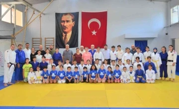 Yunusemre’den şampiyon judoculara tebrik
